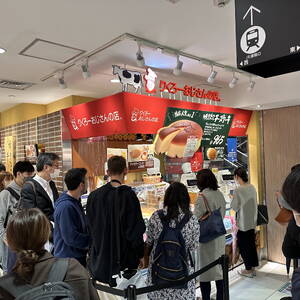 Queueing for Japanese soufflé cheesecake