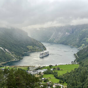 Cruise ship departing Geiranger