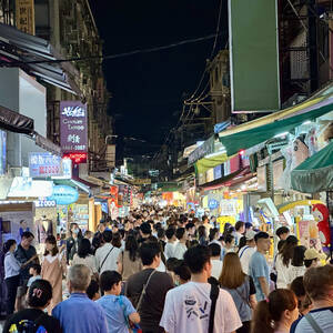 Crowds in Shilin Night Market